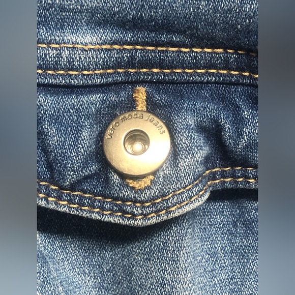 Adorable Vero Moda women’s jean jacket - Picture 2 of 6